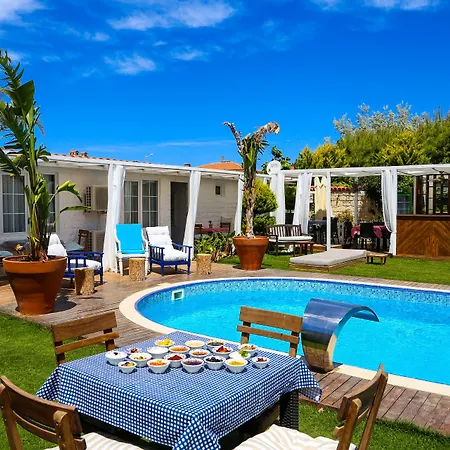 Rıkas Alaçati Otel *